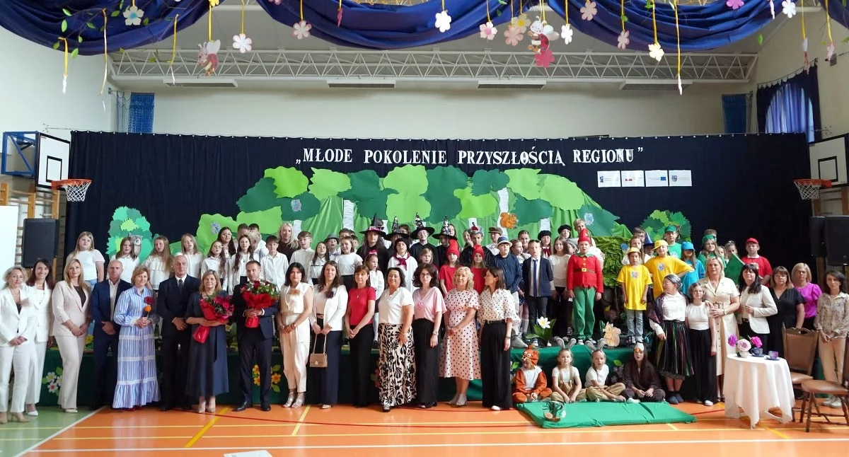 Pamiątkowe zdjęcie uczestników podsumowania projektu. Fot. GCKiB w Gowarczowie