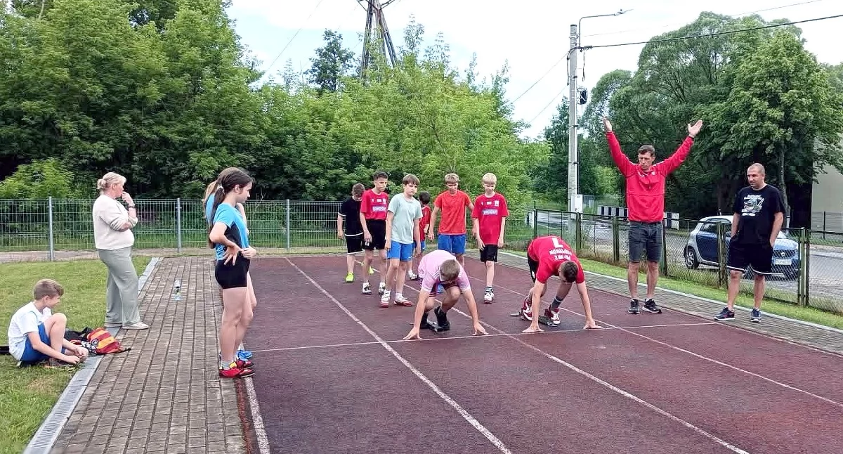 Zdjęcie z Drużynowego Trójbóju Lekkoatletycznego w Stąporkowie. Fot. Bożena Pokusa
