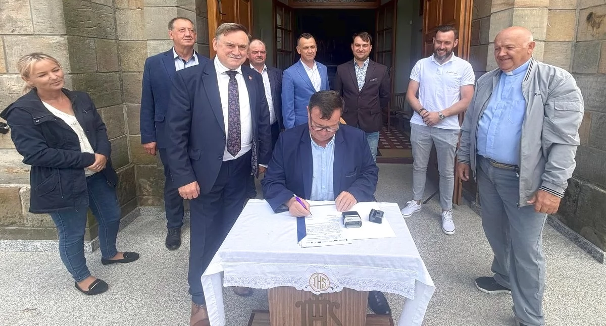 Zdjęcie z podpisania umowy na przekazanie finansów na termoizolacje