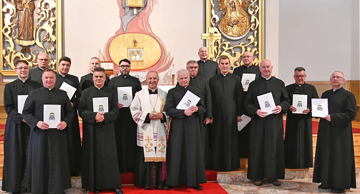 Zdjęcie księży z dekretami zmian na stanowiskach. Fot. Diecezja Radomska
