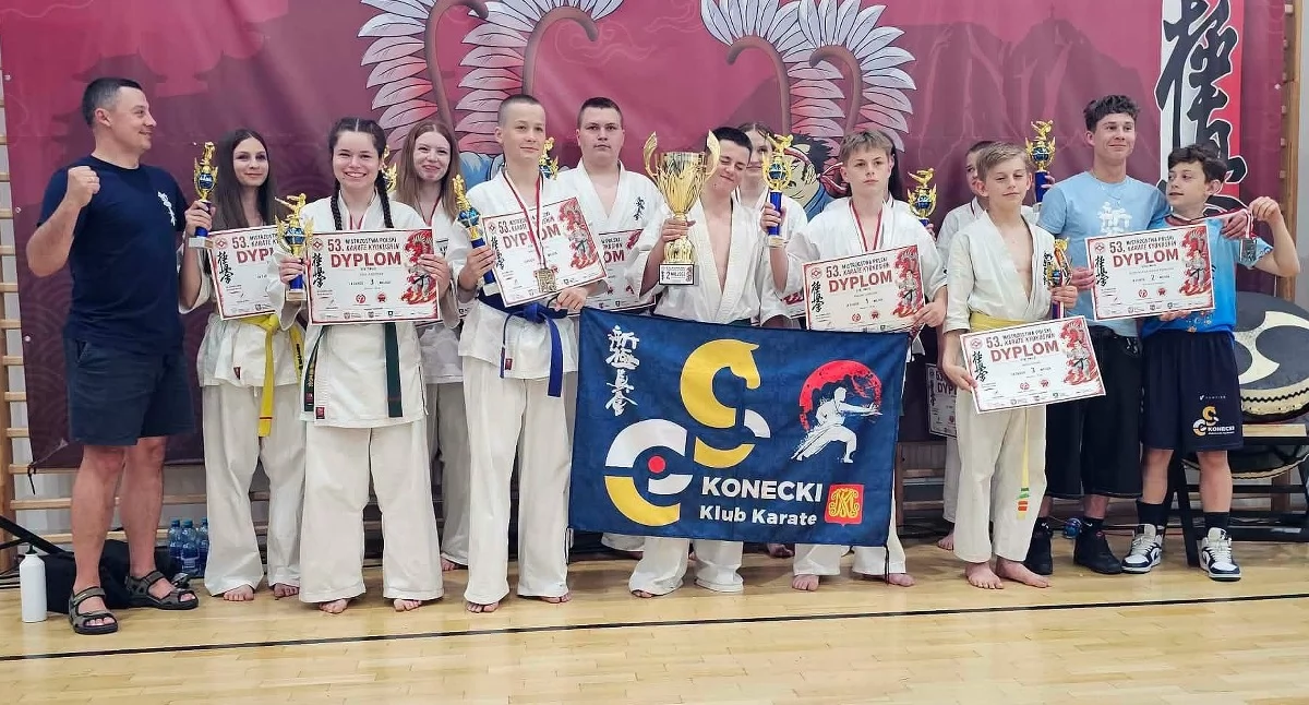 Zdjęcie zawodników Koneckiego Klubu Karate Kyokushin z trenerem Mateuszem Garbaczem. Fot. Konecki KKK