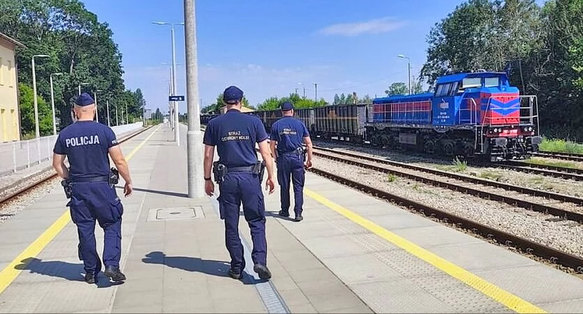Zdjęcie policjantów i strażników kolei na przystanku Końskie. Fot. Policja Końskie