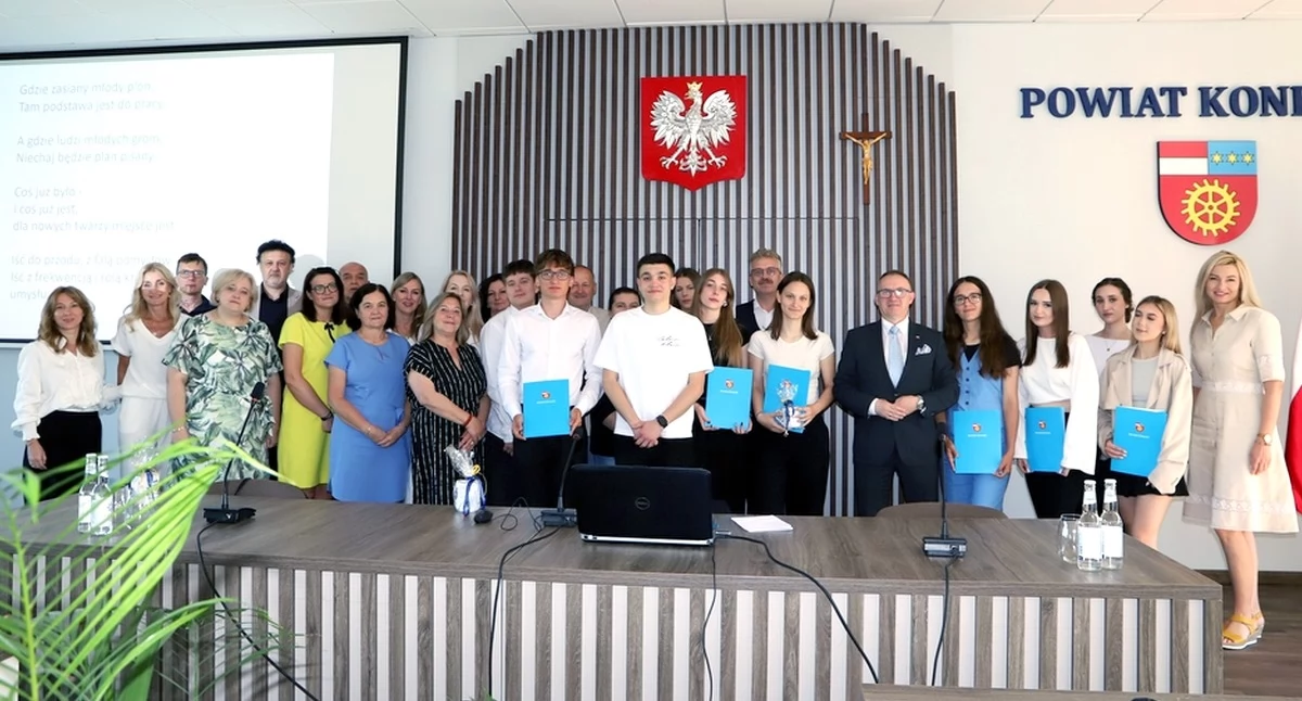 Zdjęcie młodych radnych kończących kadencję, nauczycieli i dyrektorów koneckich szkół ponadpodstawowych