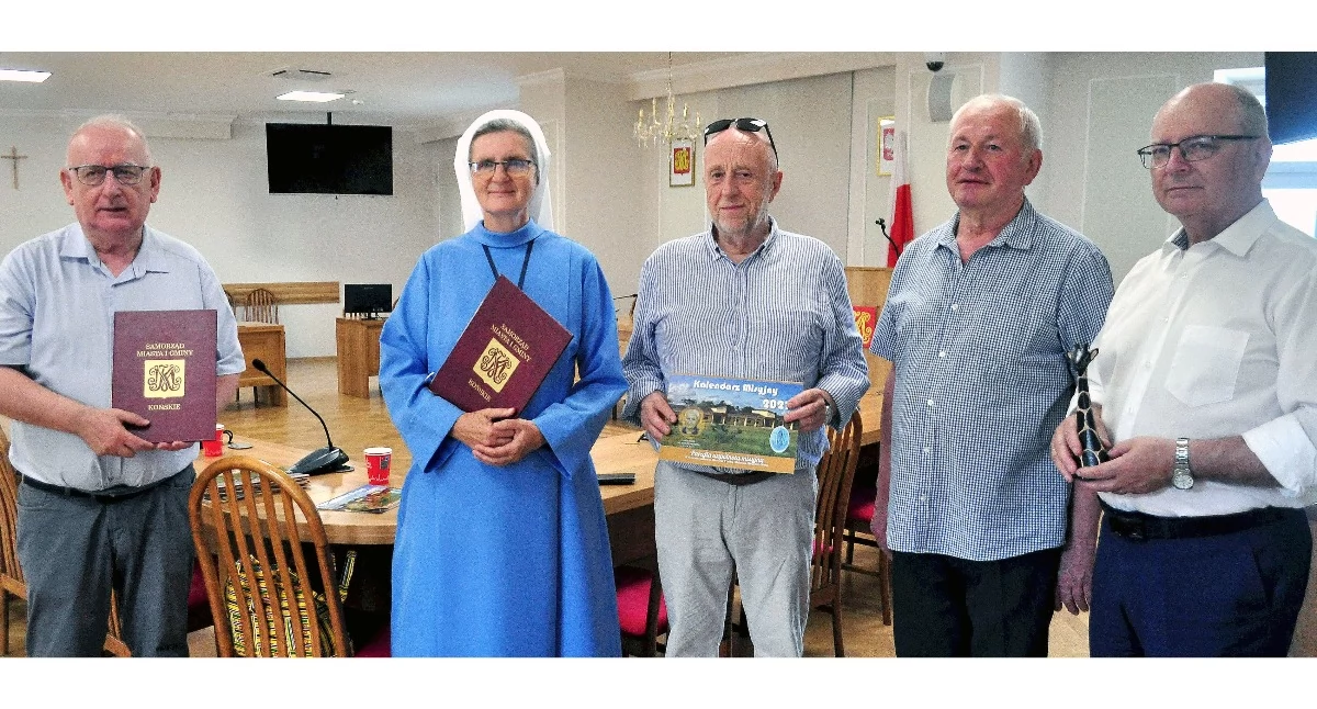 Zdjęcie siostri Marii Żywiec, która otrzymała uchwałę Rady Miejskiej w Końskivh o Roku ks. Marcelego Prawicy