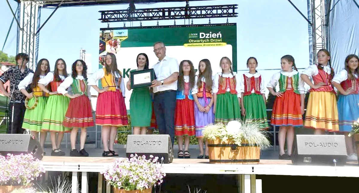 Zdjęcie Zespołu Królewiaczki na scenie w Modliszewicach