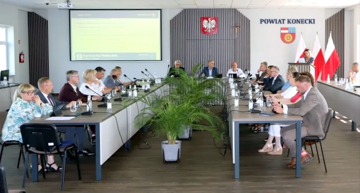 Zdjęcie z sesji absolutoryjnej Rady Powiatu Koneckiego. Fot. Jakub Dajczer