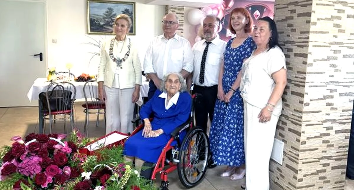 Zdjęcie pani Janiny Rurarz z gośćmi