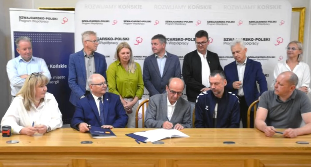 Zdjęcie z podpisania umowy. Fot. Gmina Końskie