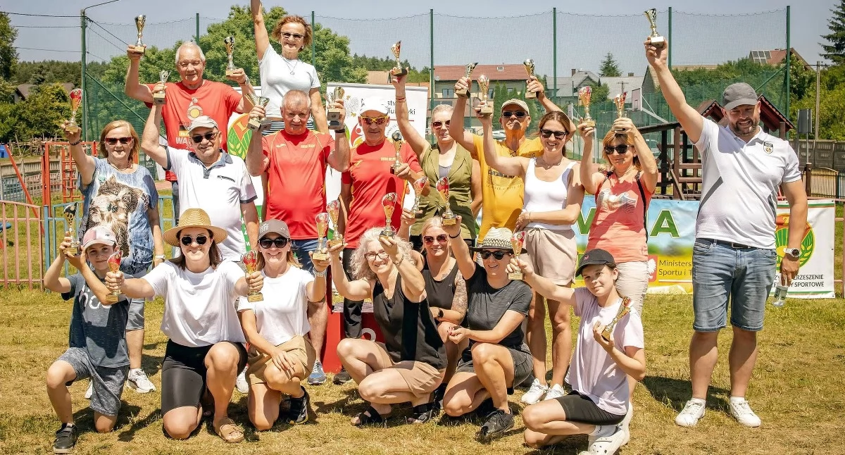 Pamiątkowe zdjęcie z imprezy sportowo-rekreacyjnej w Nidzie