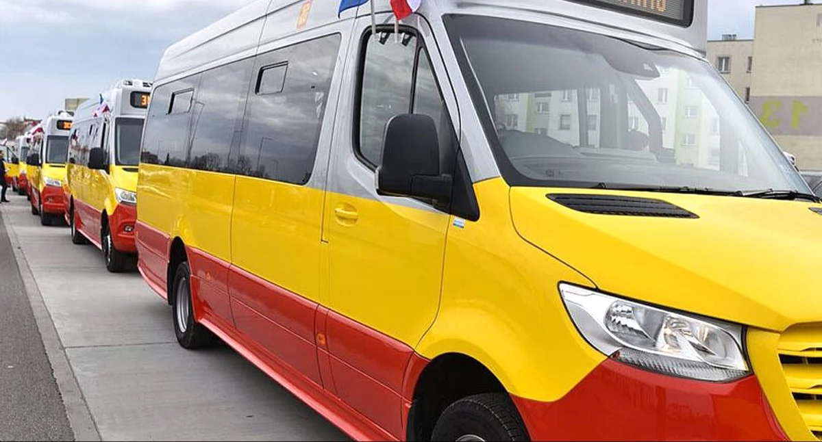 Zdjęcie busów komunikacji miejskiej, które pokonują wydłużoną trasę
