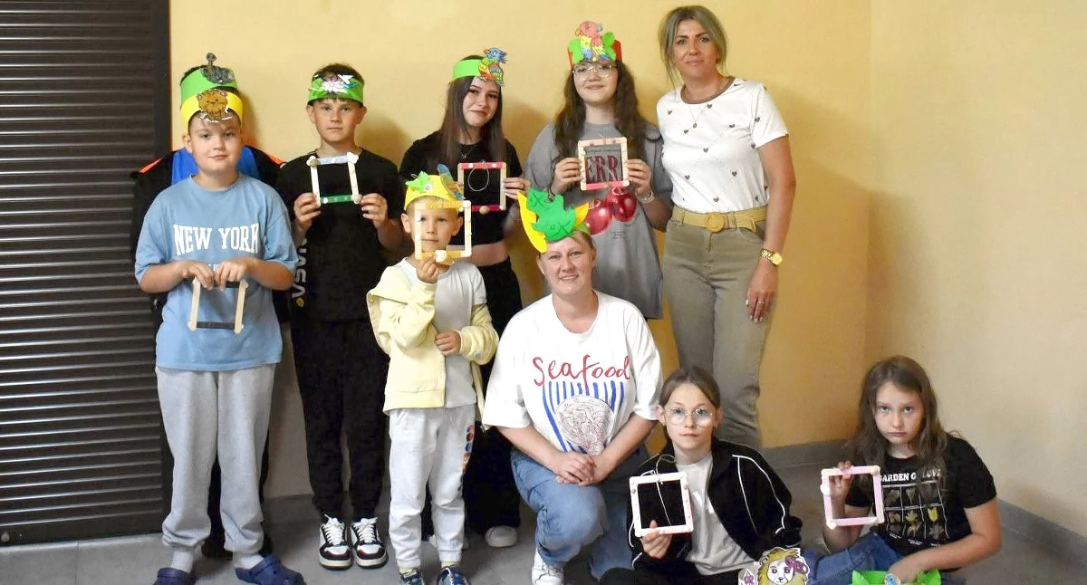 Zdjęcie uczestników z własnoręcznie wykonanymi wakacyjnymi ramkami. Fot. GCKiB w Gowarczowie