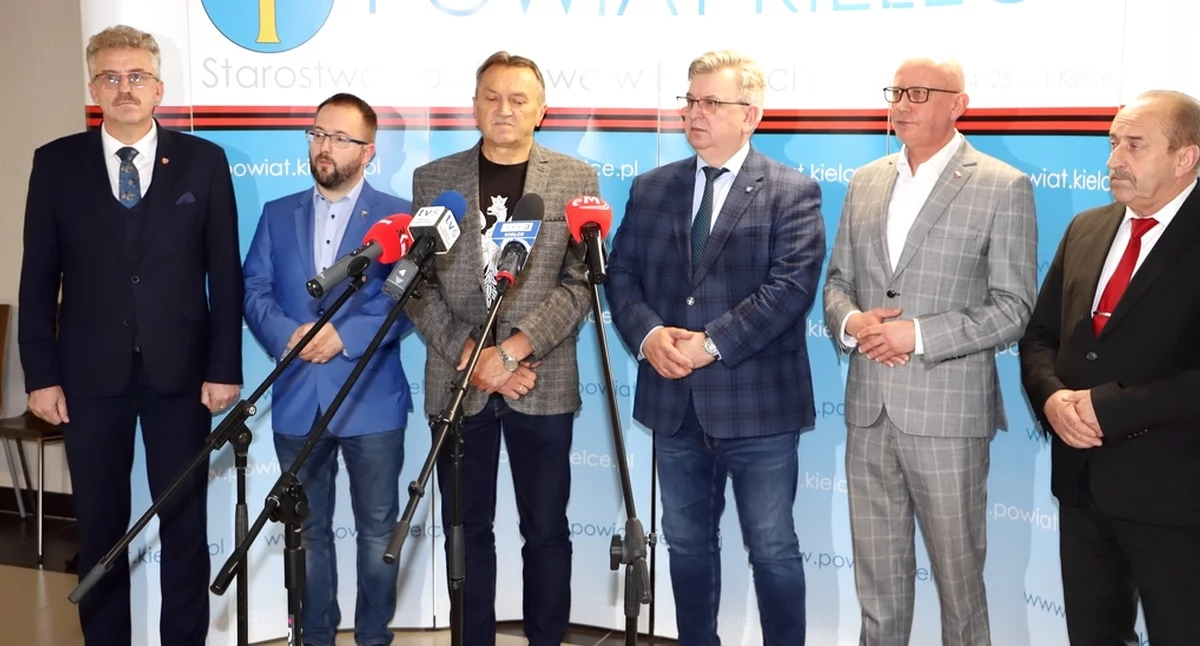 Zdjęcie starosty Grzegorza Pieca (pierwszy z lewej) na konferencji w Kielcach z innymi włodarzami