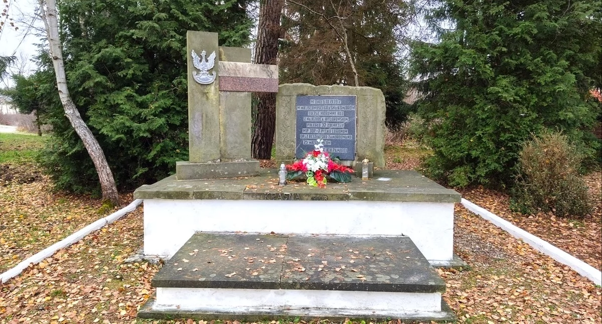 Zdjęcie pomnika żołnierzy Wojska Polskiego i osób cywilnych 1939 r. w Krasnej. Widok sprzed remontu. Fot. Gmina Stąporków