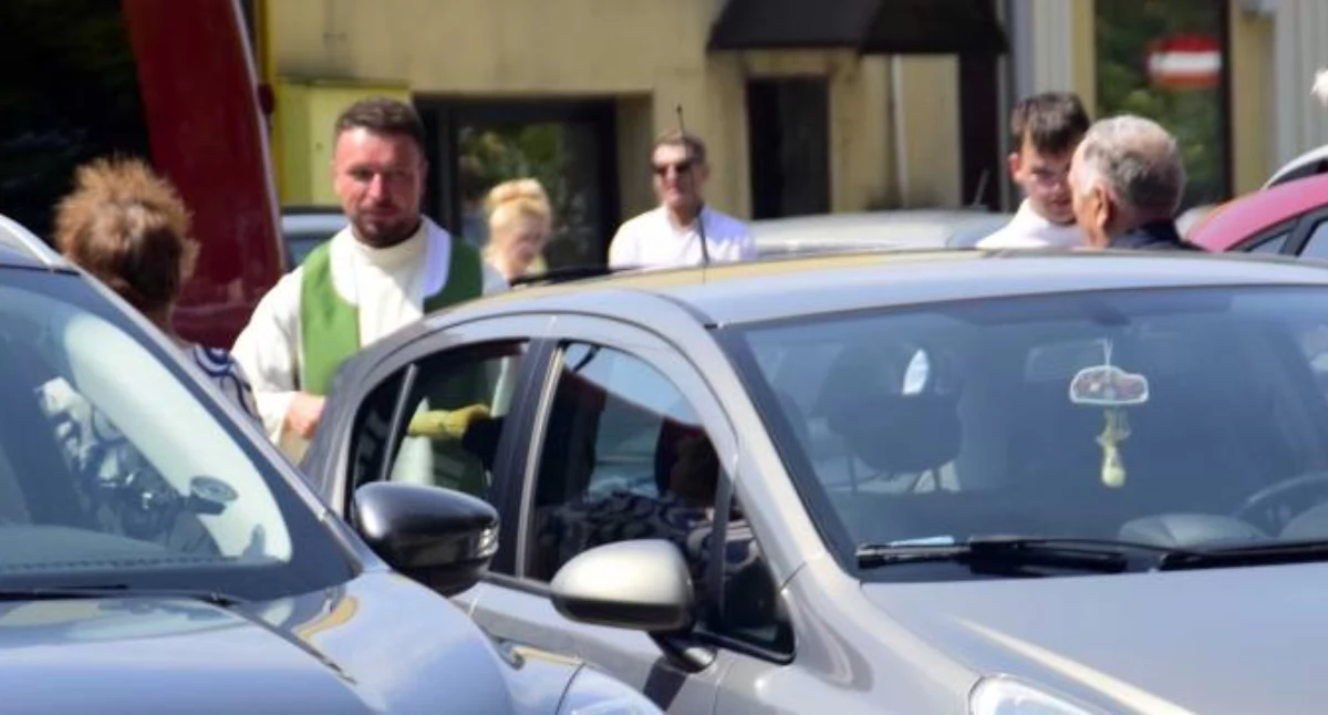 Ks. Rafał Kosowski między kierowcami 