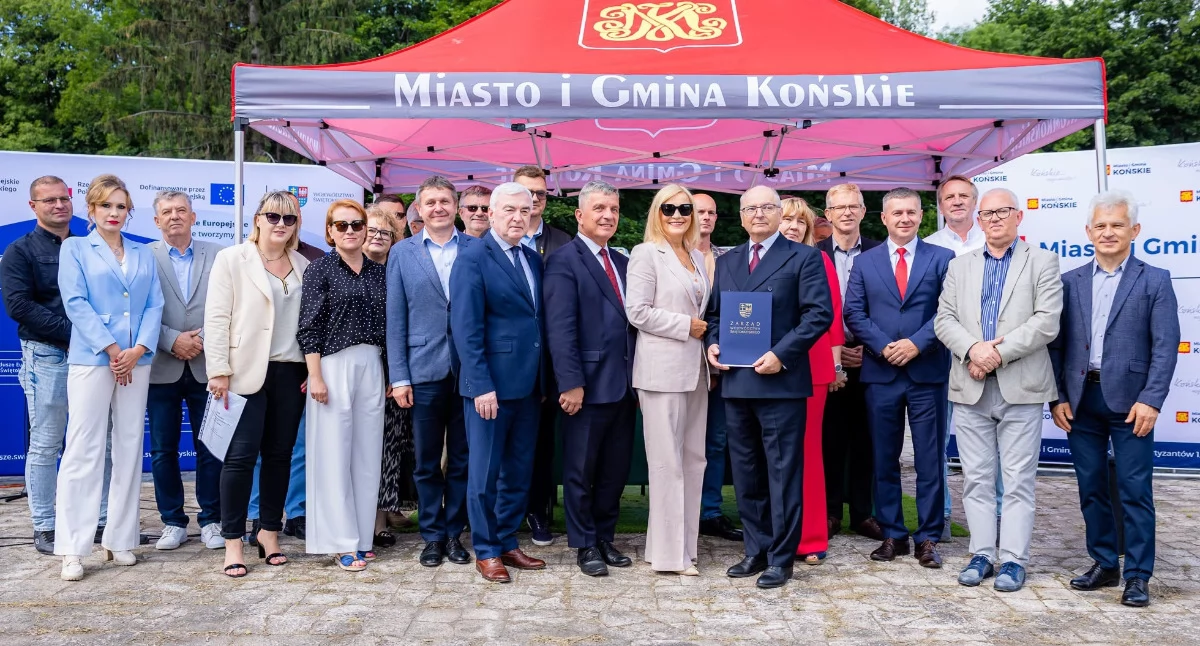 Uroczyste podpisanie umowy w Końskich. Fot. Urząd Marszałkowski w Kielcach