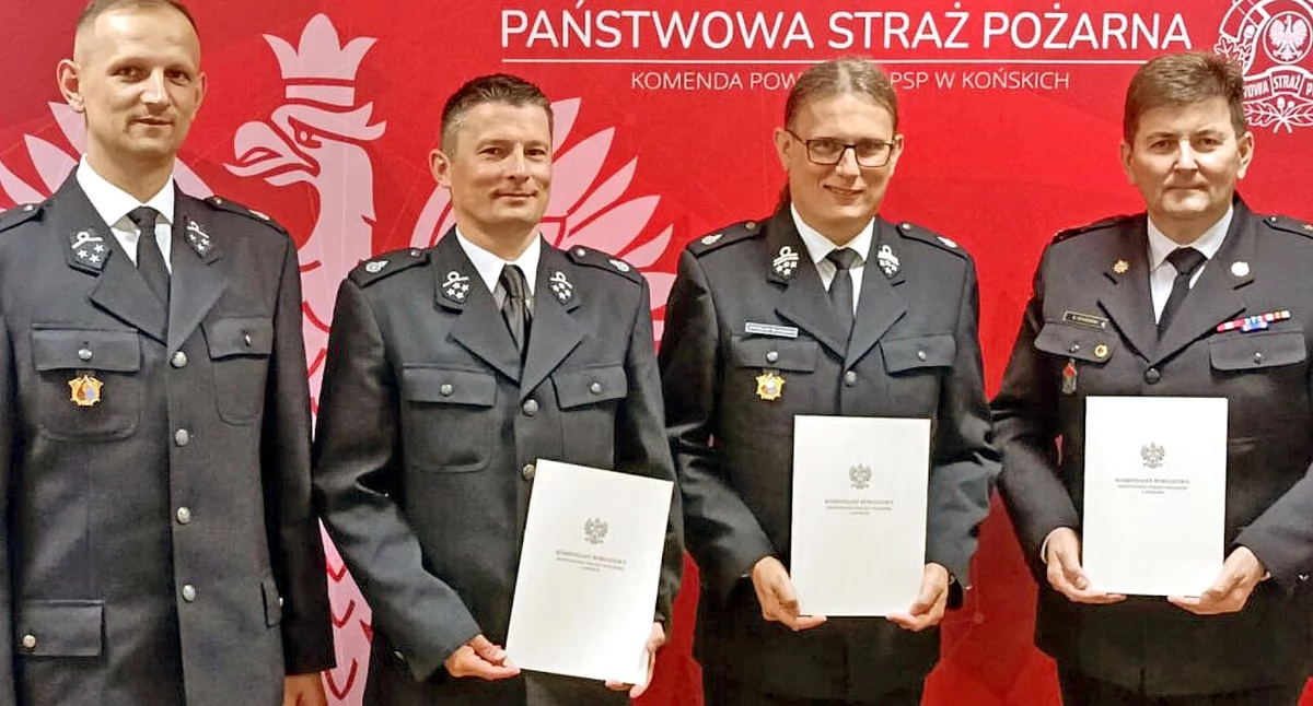 Zdjęcie druhów strażaków ze Stąporkowa z komendantem PSP Końskie. Fot. PSP Końskie
