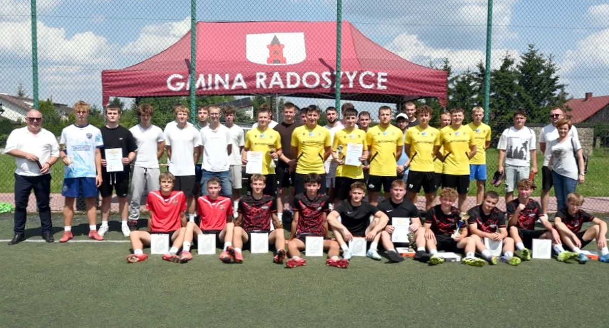 Pamiątkowe zdjęcie z turnieju. Fot. Gmina Radoszyce
