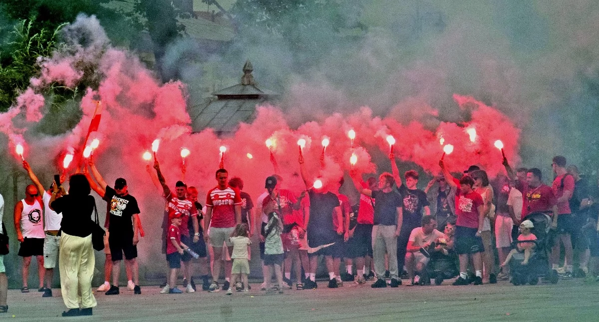 Zdjęcie kibiców, którzy odpalili race