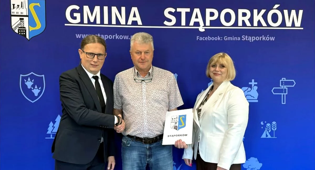 Zdjęcie z podpisania umowy. Fot. Gmina Stąporków