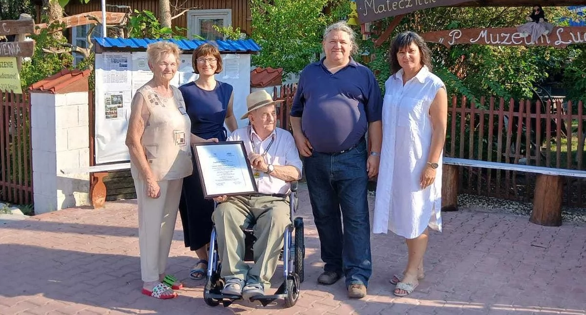 Zdjęcie właścicieli muzeum oraz gości z PTTK Końskie przed wejściem do muzeum. Fot. Katarzyna Stępień