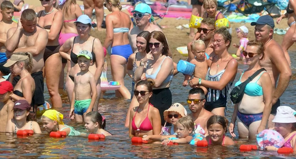 Zdjęcie wczasowiczów, którzy licznie stawili się na pokaz na plaży w Sielpi