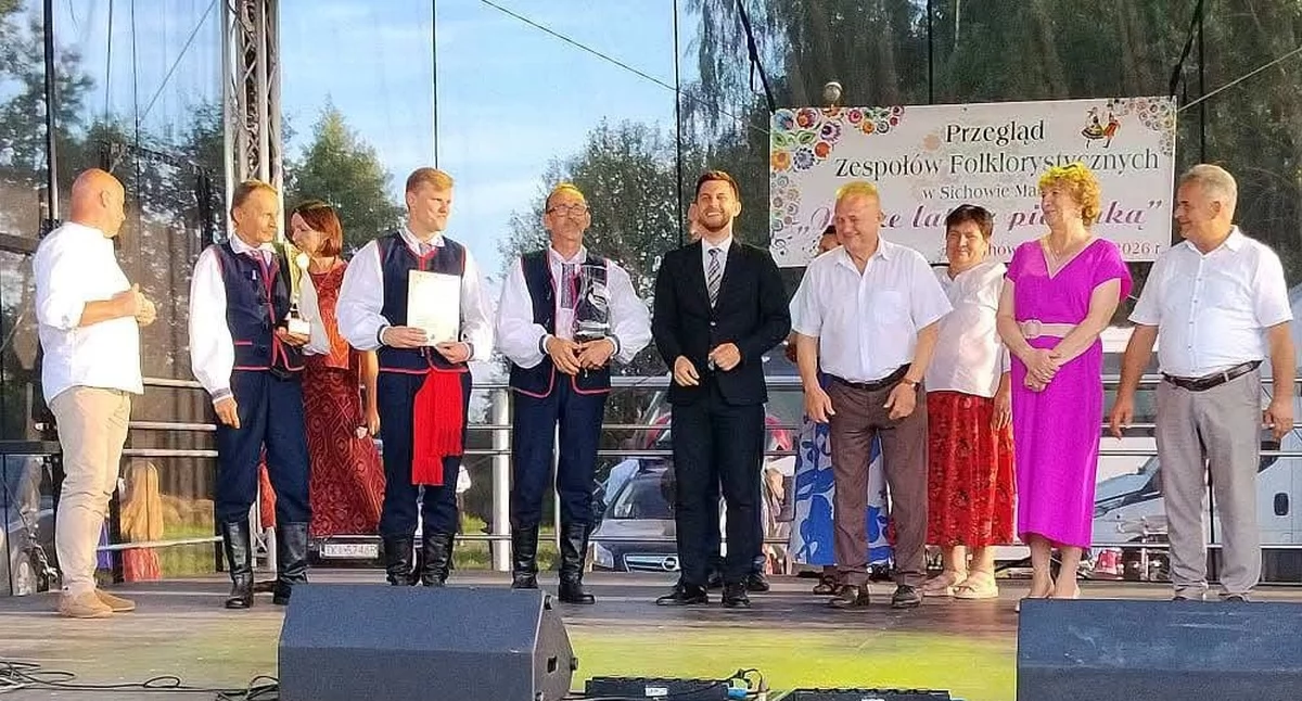 Zdjęcie z ogłoszenia wyników przeglądu folklorystycznego w Sichowie Małym