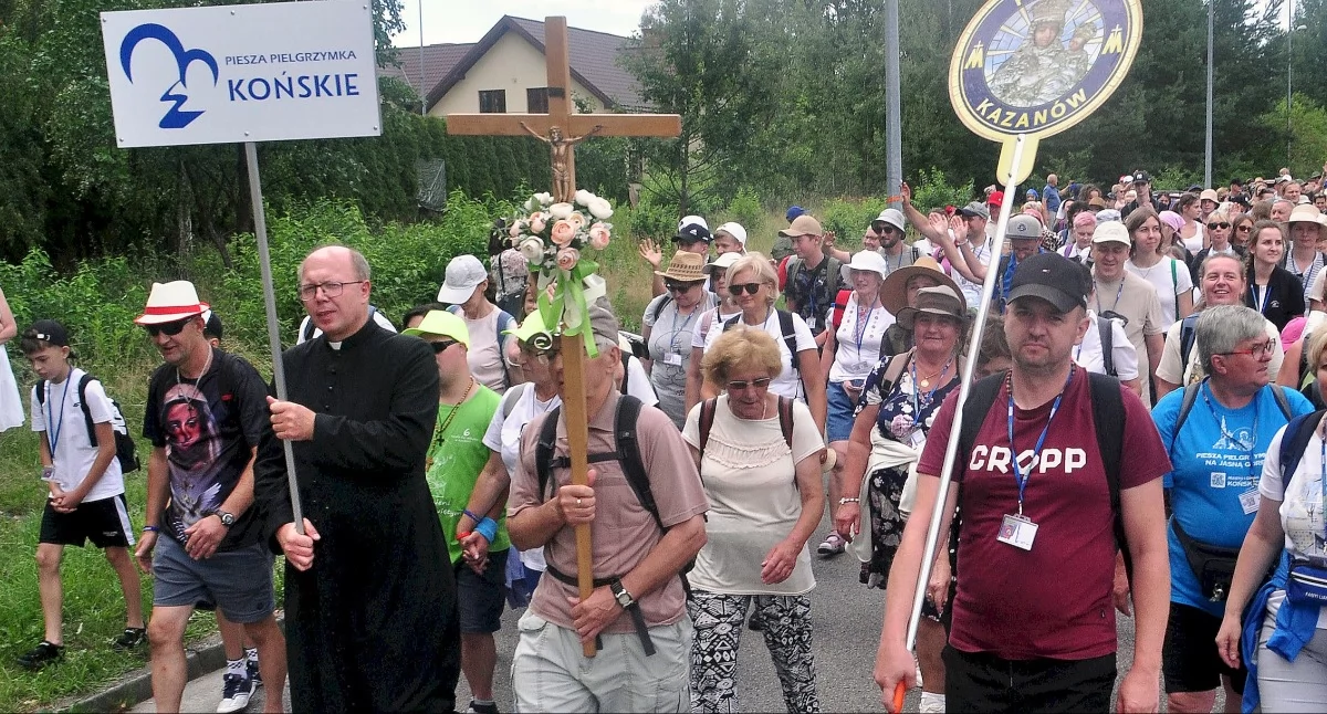 Zdjęcie koneckiej pielgrzymki - na czele ks. Jacek Wieczorek, proboszcz parafii św. Mikołaja