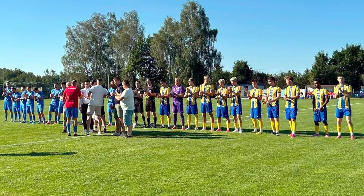 Zdjęcie z rozpoczęcia meczu Spartakus Daleszyce - MKS Neptun Końskie. Fot. FB Neptuna Końskie