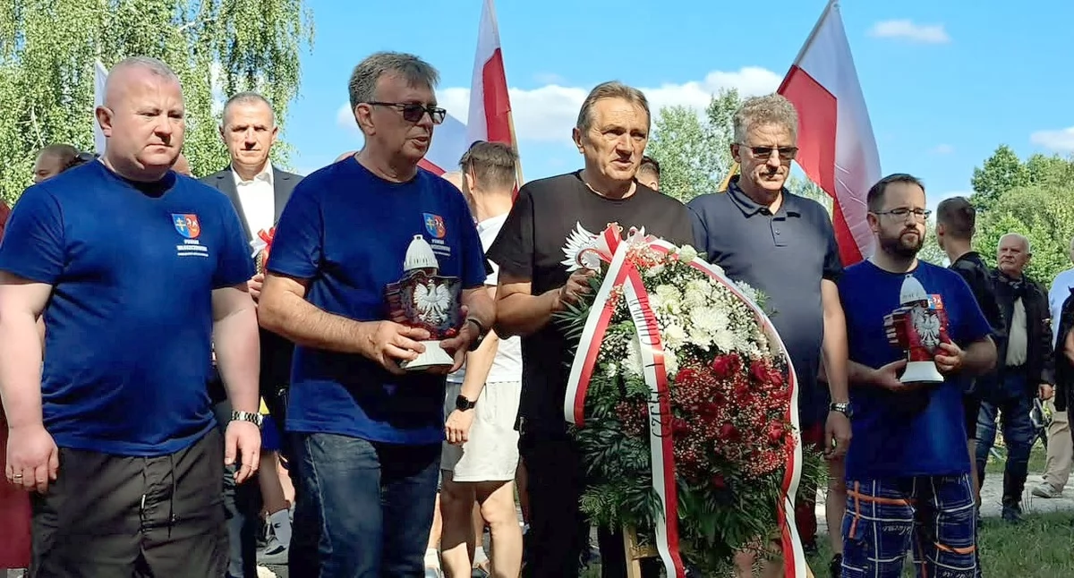 Zdjęcie delegacji, które złożyły kwiaty i zapaliły znicze pod pomnikiem poświęconym żołnierzom Brygady Świętokrzyskiej w Lasocinie. Fot. PCKR Włoszczowa