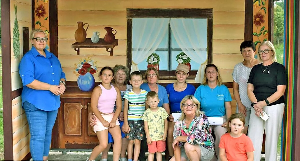 Zdjęcie wiaty i wykonawców. Fot. GCKiB Gowarczów