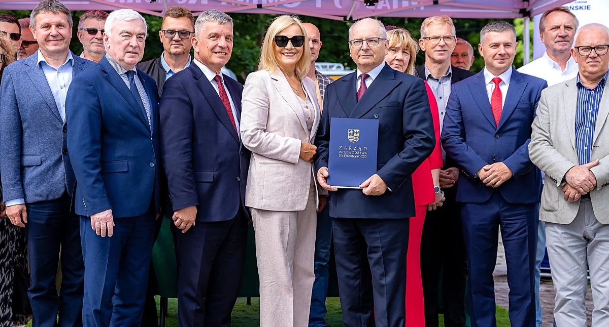 Pamiątkowe zdjęcie tuż po podpisaniu umowy na realizację inwestycji w Końskich