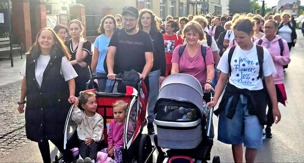 Zdjęcie pielgrzymów, którzy wyruszyli na trasę do Czarnej. Fot. Parafia św. Mikołaja w Końskich
