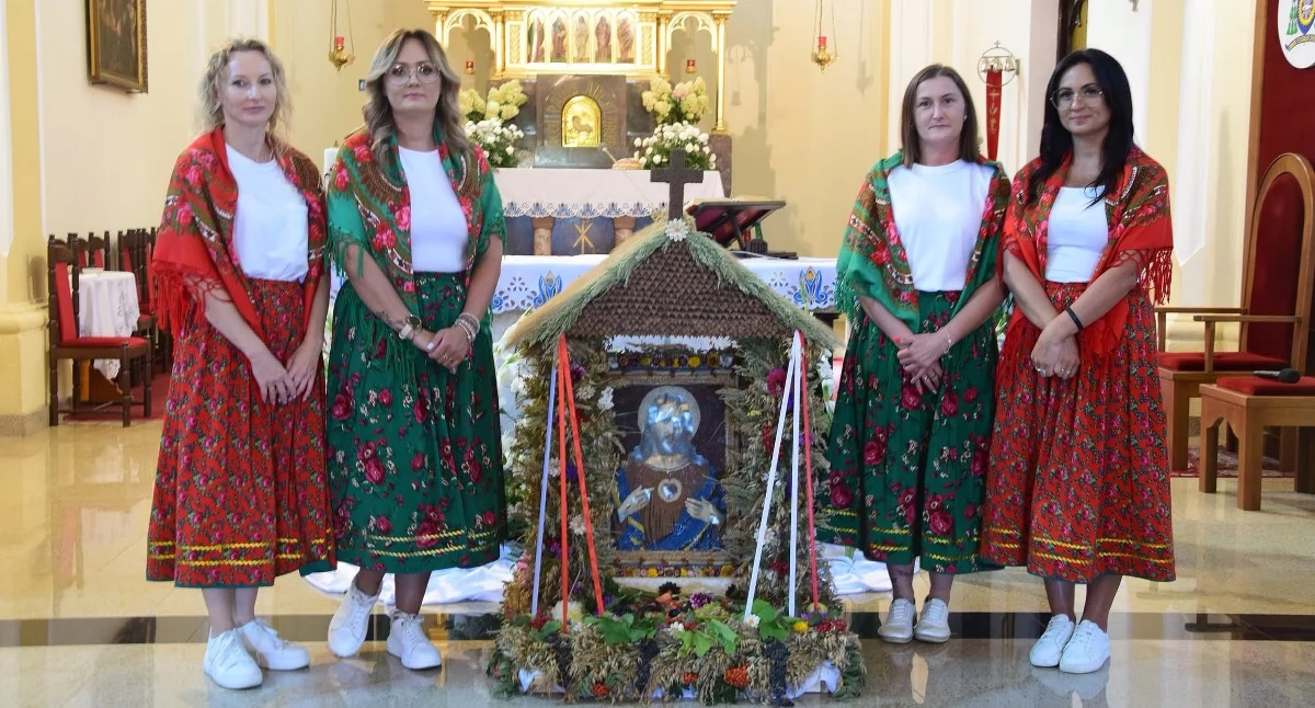 Zdjęcie wieńca dożynkowego przygotowanego przez mieszkańców Sołectwa Adamów. Fot. Gmina Smyków