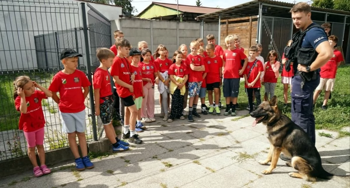 Zdjęcie dzieci, które odwiedziły koneckich policjantów. Fot. Policja Końskie