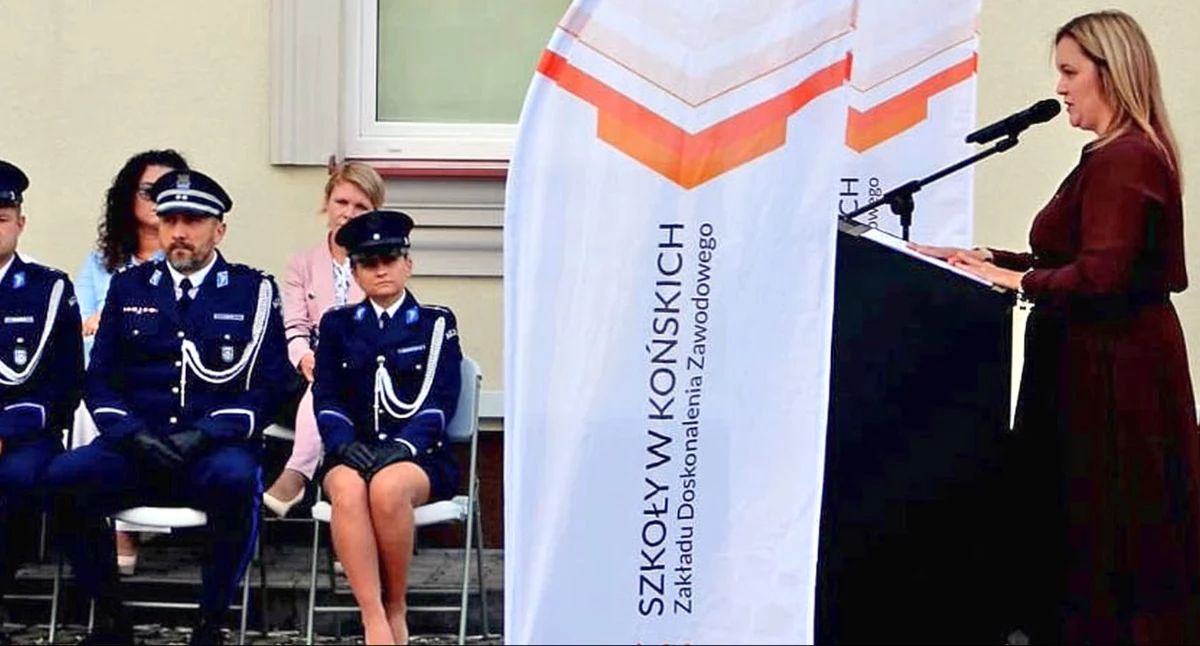 Zdjęcie z uroczystego rozpoczęcie roku szkolnego z udziałem policjantów. Zebranych wita Kinga Ostrowska, dyrektor szkoły Fot. Policja Końskie