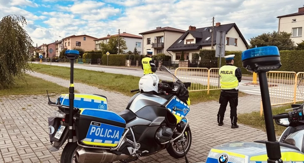 Zdjęcoe patrolu policji przed szkołą w Stadnickiej Woli