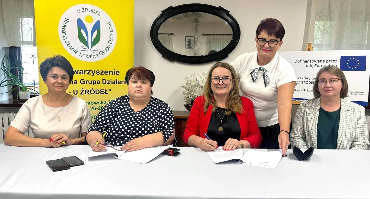 Zdjęcie z podpisania umowy. Fot. Gmina Smyków