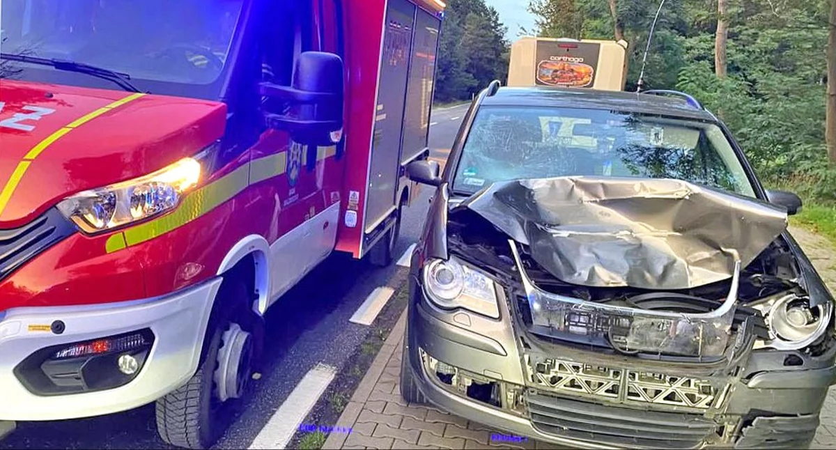 Zdjęcie poważnie uszkodzonego Volkswagena