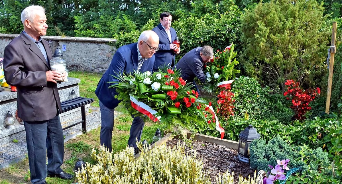 Zdjęcie przedstawicieli ŚZŻAK i Urzędu Miasta w Końskich, którzy skadają kwiaty na mogiłach Wroniszewskich