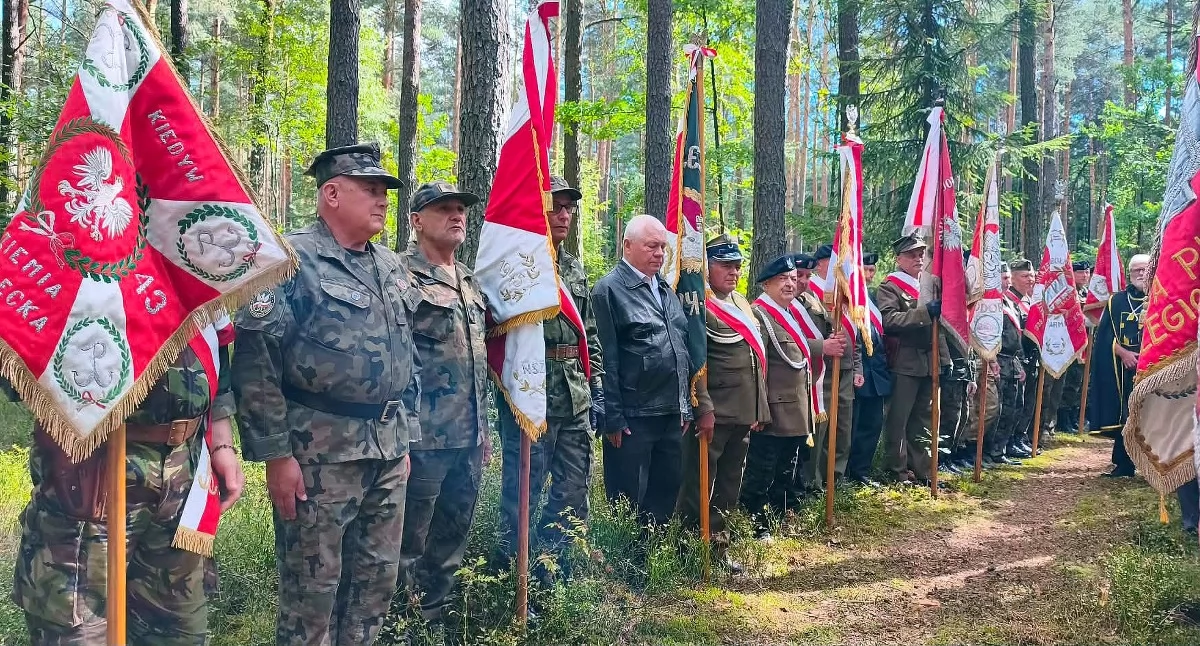 Zdjęcie pocztów sztandarowych. Fot. Gmina Smyków