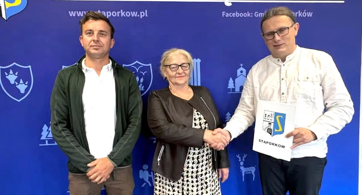 Zdjęcie z podpisania umowy na drugi etap budowy sieci kanalizacji sanitarnej w Czarnieckiej Górze
