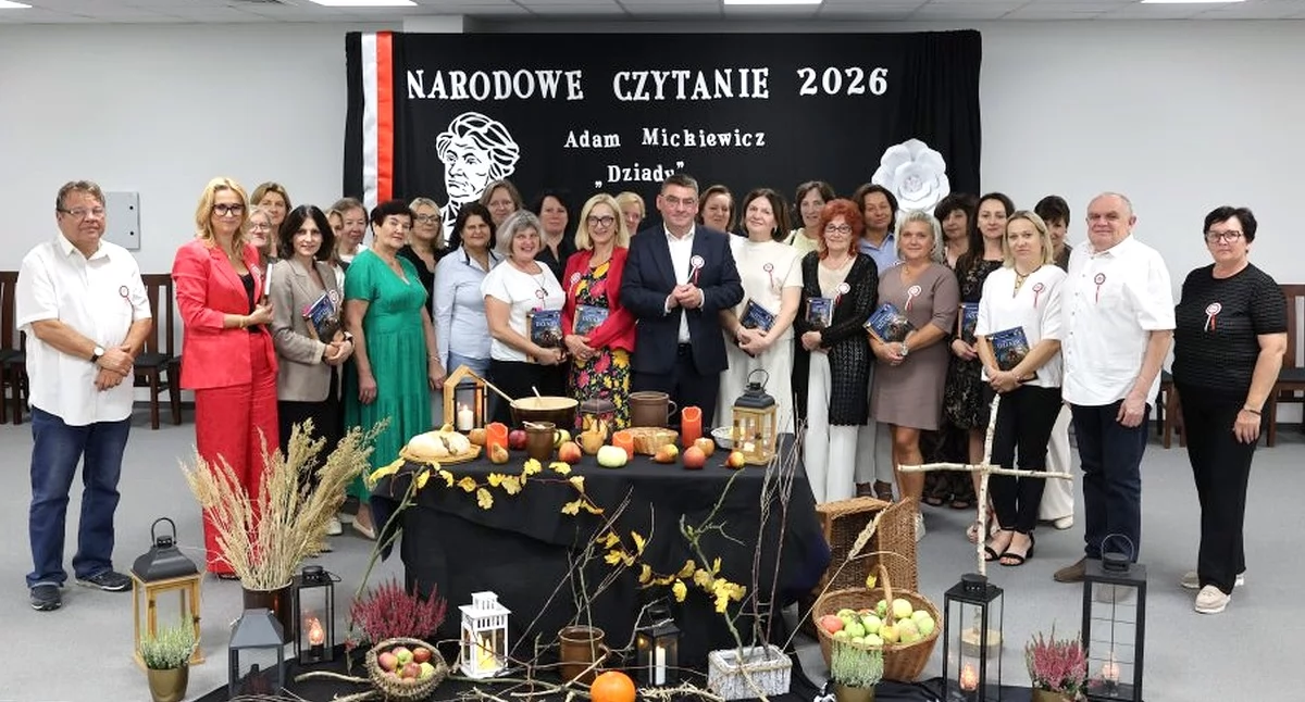 Pamiątkowe zdjęcie z Narodowego Czytania w Radoszycach. Fot. Gmina Radoszyce