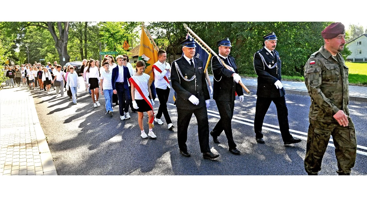 Zdjęcie z przemarszu z kościoła pod pomnik