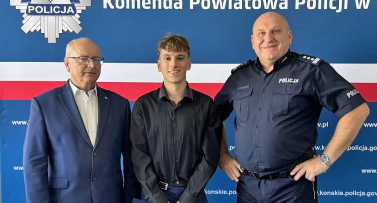 Zdjęcie ze spotkania w budynku koneckiej policji. Za obywatelską postawę młodemu człowiekowi dziękowali komendant policji i burmistrz Końskich. Fot. Policja Końskie