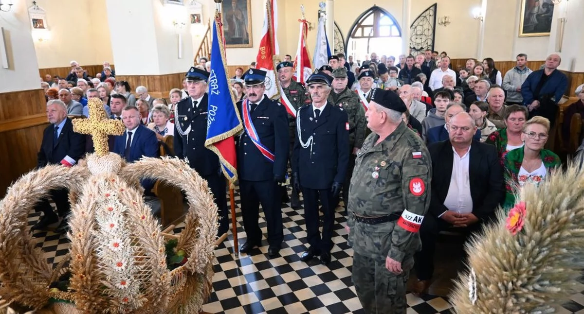 Zdjęcie z uroczystości w Kościele Parafialnym pw. św. Apostołów Piotra i Pawła w Radoszycach