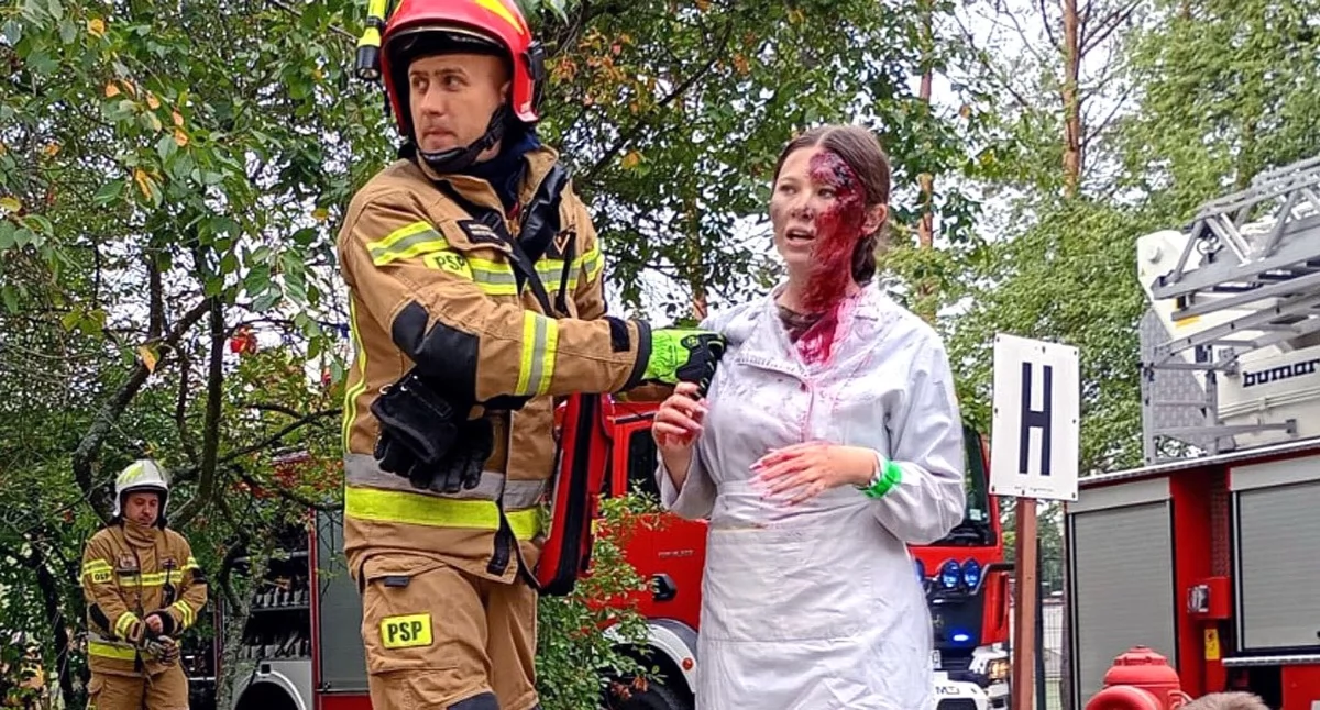 Zdjęcie strażaka i poszkodowanej w pożarze. Fot. PSP Końskie