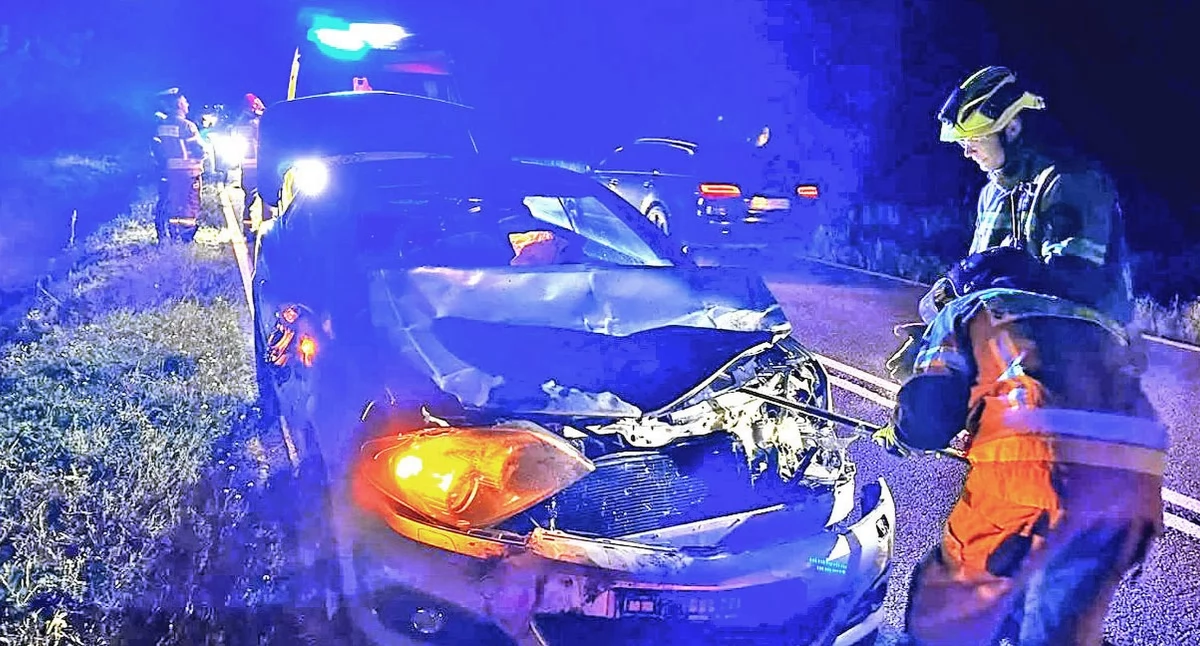 Zdjęcie strażaków, którzy prostują maskę silnika. Fot. OSP KSRG Ruda Maleniecka