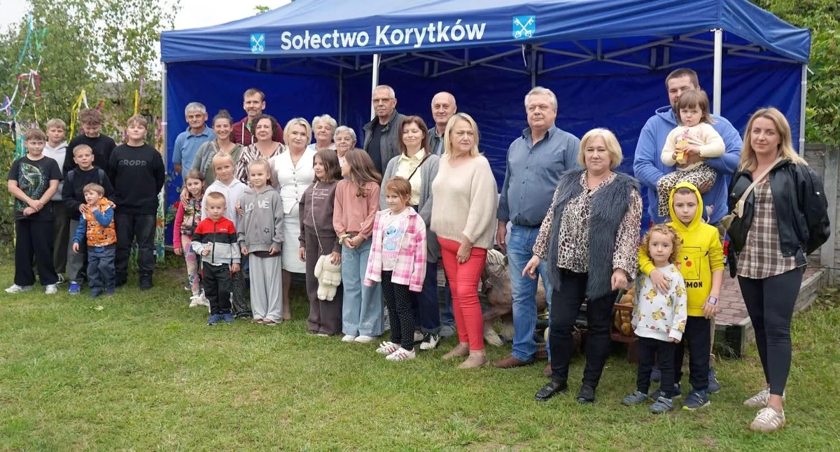 Pamiątkowe zdjęcie z festynu integracyjnego w Korytkowie. Fot. GCKiB w Gowarczowie
