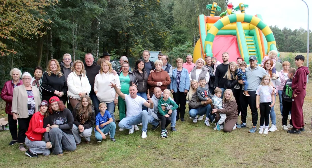 Pamiątkowe zdjęcie uczestników Pikniku Sportowo-Rodzinnego w Smykowie. Fot. Gmina Smyków