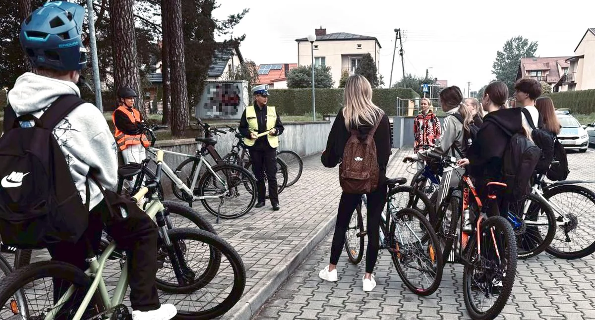 Zdjęcie policjantki, która opowiadała młodzieży z I LO m.in. o przepisach prawa o ruchu drogowym. Fot. Policja Końskie